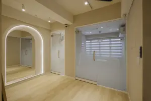 LED 아치가 돋보이는 모던 라운지 복도